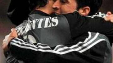 HACIA ARRIBA. Los goles de Morientes están lanzando al Madrid hacia los puestos altos de la tabla. Ayer, Raúl le felicitó por su acierto.