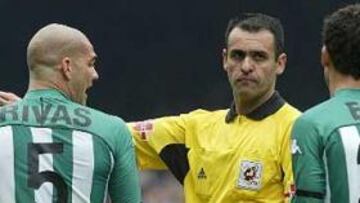 <B>DISCUTIDO.</B> Los jugadores del Betis acusaron a Pino Zamorano de haberles "robado" el partido.