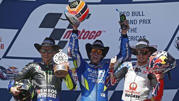 Rins con Rossi y Miller en el podio de Texas.