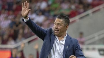 'Nacho' Ambriz dirigiendo al León ante Chivas