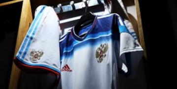Adidas presenta la segunda equipación de Rusia para el Mundial de Brasil 2014. La característica innovadora del uniforme es su increíble ligereza. El peso neto del conjunto uniforme es sólo 320 gramos, que es 40% más ligero que el anterior en 2012 (510 gramos).