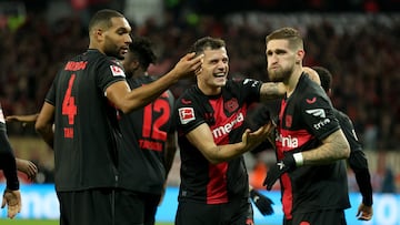 Leverkusen (Germany), 23/02/2024.- Leverkusen's Robert Andrich (R) celebrates with teammates after scoring the 2-0 goal during the German Bundesliga soccer match between Bayer 04 Leverkusen and 1. FSV Mainz 05 in Leverkusen, Germany, 23 February 2024. (Alemania) EFE/EPA/FRIEDEMANN VOGEL (ATTENTION: The DFL regulations prohibit any use of photographs as image sequences and/or quasi-video.)
