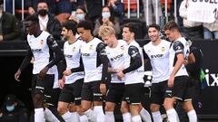 Carlos Soler, con el resto de compa&ntilde;eros, durante la celebraci&oacute;n del 1-0.