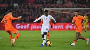 Dembélé, entre De Roon y Depay.