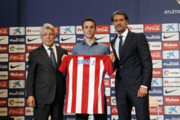 Diogo Jota junto a Caminero y Enrique Cerezo.