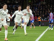 Soccer Football - Premier League - Crystal Palace v Fulham - Selhurst Park, London, Britain - January 1, 2026 Fulham's Tom Cairney celebrates scoring their first goal with Harry Wilson and Antonee Robinson REUTERS/David Klein EDITORIAL USE ONLY. NO USE WITH UNAUTHORIZED AUDIO, VIDEO, DATA, FIXTURE LISTS, CLUB/LEAGUE LOGOS OR 'LIVE' SERVICES. ONLINE IN-MATCH USE LIMITED TO 120 IMAGES, NO VIDEO EMULATION. NO USE IN BETTING, GAMES OR SINGLE CLUB/LEAGUE/PLAYER PUBLICATIONS. PLEASE CONTACT YOUR ACCOUNT REPRESENTATIVE FOR FURTHER DETAILS..