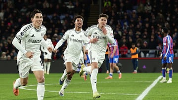 Soccer Football - Premier League - Crystal Palace v Fulham - Selhurst Park, London, Britain - January 1, 2026 Fulham's Tom Cairney celebrates scoring their first goal with Harry Wilson and Antonee Robinson REUTERS/David Klein EDITORIAL USE ONLY. NO USE WITH UNAUTHORIZED AUDIO, VIDEO, DATA, FIXTURE LISTS, CLUB/LEAGUE LOGOS OR 'LIVE' SERVICES. ONLINE IN-MATCH USE LIMITED TO 120 IMAGES, NO VIDEO EMULATION. NO USE IN BETTING, GAMES OR SINGLE CLUB/LEAGUE/PLAYER PUBLICATIONS. PLEASE CONTACT YOUR ACCOUNT REPRESENTATIVE FOR FURTHER DETAILS..