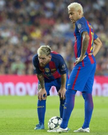 Messi y Neymar antes del lanzamiento de falta que supuso el 3-0. 