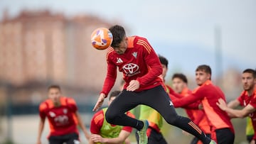 Adrián Butzke cabecea el balón durante un entrenamiento del Mirandés.