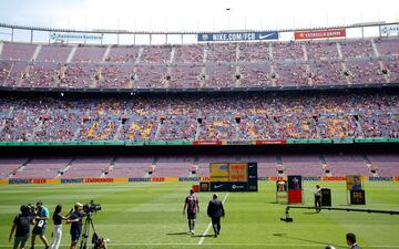 El delantero polaco ha sido presentado en el Camp Nou como nuevo jugador del Fútbol Club Barcelona. 