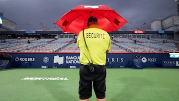 Montreal (Canada), 12/08/2023.- Rain delays the match between Elena Rybakina of Kazakhstan and Liudmila Samsonova of Russia during the women's singles semi-finals of the WTP Canadian Open tennis tournament, in Montreal, Canada, 12 August 2023. (Tenis, Kazajstán, Rusia) EFE/EPA/ANDRE PICHETTE
