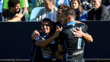 GRAF1844. M&Aacute;LAGA, 19/11/2017.- El defensa suizo del Deportivo Fabian Sch&auml;r (c) celebra con sus compa&ntilde;eros Zakaria Bakkali (i) y Lucas P&eacute;rez (d) su gol ante el M&aacute;laga, el segundo del conjunto blanquiazul,durante el partido correspondiente a la duod&eacute;cima jornada de LaLiga Santander disputado hoy en el estadio de La Rosaleda. EFE/Daniel P&eacute;rez