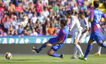 Héctor Rodas intenta parar a Cristiano Ronaldo.