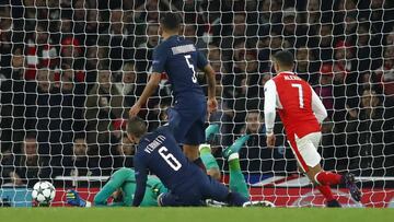 Alexis lidera al Arsenal que retiene la punta del grupo
