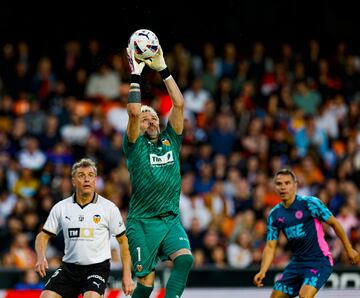 Santiago Cañizares bloquea el balón tras un centro lateral.