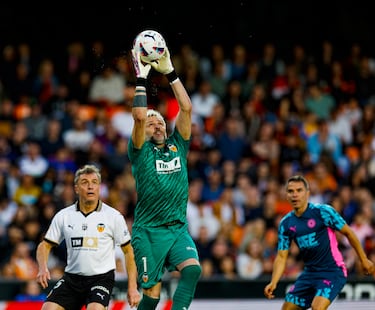 Santiago Cañizares bloquea el balón tras un centro lateral.