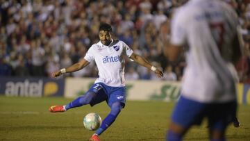 Rodrigo Aguirre dispara a puerta en un partido de Nacional.