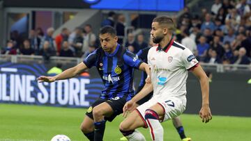 Milan (Italy), 14/04/2024.- Inter's Alexis Sanchez (L) challenges for the ball with Cagliari's Panteleimon Hatzidiakos during the Italian Serie A soccer match between Fc Inter and Cagliari at Giuseppe Meazza stadium in Milan, Italy, 14 April 2024. (Italia) EFE/EPA/MATTEO BAZZI
