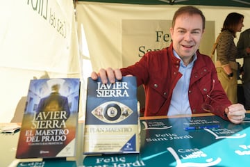 El escritor Javier Sierra posa con uno de sus ejemplares.