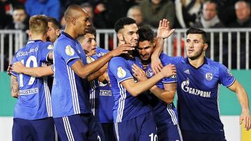 El jugador del Schalke Daniel Caligiuri celebra su tanto ante el Sandhausen durante el partido de octavos de final de la Copa alemana disputado en la ciudad de Sandhausen.