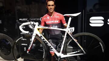 Alberto Contador posa con su bicicleta y con el maillot del Trek-Segafredo antes de tomar la salida en la Vuelta a Andaluc&iacute;a.
