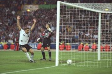 Volvió el rey de Europa. Alemania jugó ante la República Checa su quinta final de la Eurocopa en ocho participaciones y no dejó pasar el tren. Logró en Wembley su tercer título aumentando así su leyenda y lo hizo derrotando a la República Checa con un 'gol de oro'. Un suplente, Oliver Bierhoff, cumplió su papel de revulsivo y logró empatar un partido que se le había puesto a Alemania muy cuesta arriba. En la prórroga, el delantero volvió a marcar y ahí se acabó todo. Los alemanes, campeones. En la imagen, Stefan Kuntz celebra el 2-1 definitivo de Oliver Bierhoff's.