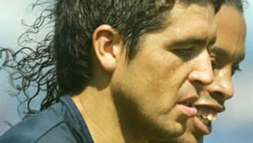<b>EL RELEVO. </b>Riquelme entrena con Ronaldinho. El brasileño ha venido como una estrella al igual que el argentino la pasada campaña.