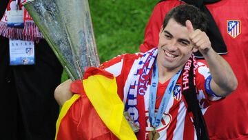 Antonio L&oacute;pez, con la Europa League que gan&oacute; el Atl&eacute;tico de Madrid en 2010.
 