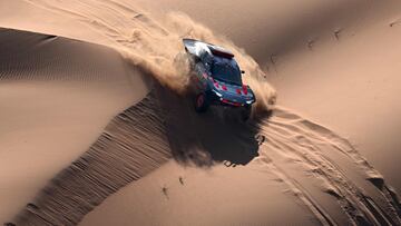 Team Audi Sport's Spanish driver Carlos Sainz and Spanish co-driver Lucas Cruz steer their car in the dunes during the second part of the 48h chrono stage between Shubaytah and Shubaytah on January 12, 2024, as part of the Dakar rally 2024. (Photo by PATRICK HERTZOG / AFP)