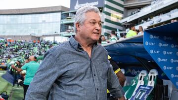 Víctor Manuel Vucetich durante un partido con Rayados de Monterrey.