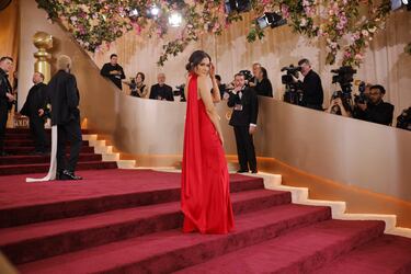Cassie DiLaura  posa en la alfombra roja de los Globos de Oro.