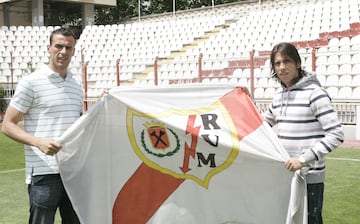 Los primos Antonio y Yuma, con una bandera del Rayo.