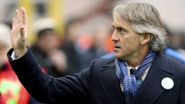 Roberto Mancini saluda al p&uacute;blico en un partido con el Inter de Mil&aacute;n la pasada temporada