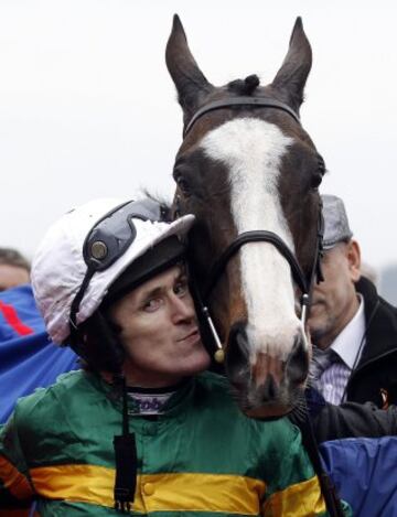 Tony McCoy besa a su caballo Synchronised tras ganar The Gold Cup.