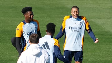 Tchouameni, Vinicius y Mbappé, durante el último entrenamiento del Real Madrid.