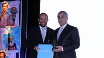 Alejandro Blanco (derecha), recibiendo su galardón.