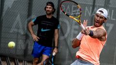 Rafa Nadal y Carlos Moy&aacute;, durante un entrenamiento con Grigor Dimitrov en la Rafa Nadal Academy de Manacor.