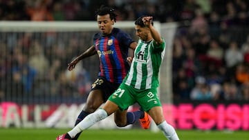 BARCELONA 29/04/2023.- El defensa francés del FC Barcelona Jules Koundé (i) disputa una posesión con Ayoze Pérez (d) delantero del Real Betis, durante el encuentro correspondiente a la jornada 32 de LaLiga Santander que enfrenta este sábado al FC Barcelona y al Real Betis en el Spotify Camp Nou de la Ciudad Condal. EFE/ Alejandro Garcia