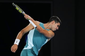 Carlos Alcaraz se lamenta tras la derrota ante Novak Djokovic. 