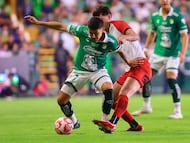 MEX7161. LEÓN MÉXICO), 14/03/2026.- Iván Moreno (i) de León disputa un balón con Rafael Fernández (d) de Tijuana este sábado, durante un partido del torneo Clausura 2026 de la Liga MX entre León y Tijuana en el Nou Camp en León (México). EFE/Luis Ramírez