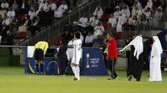 El &aacute;rbitro Sandro Ricci acude para consultar el VAR tras anular un gol a Casemiro en las semifinales del Mundial de Clubes entre el Real Madrid y el Al Jazira.