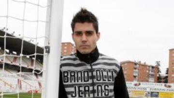 <b>PREPARADO. </b>Aganzo posa para AS en el estadio Teresa Rivero.