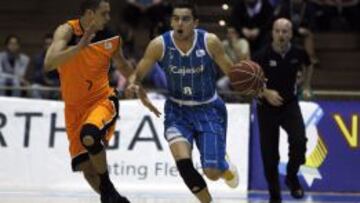 El base  Tomas Satoransky avanza con el bal&oacute;n ante Sergii Gladyr.