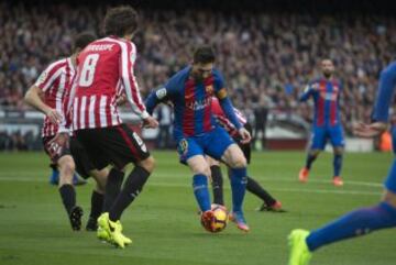 Messi con el balón.