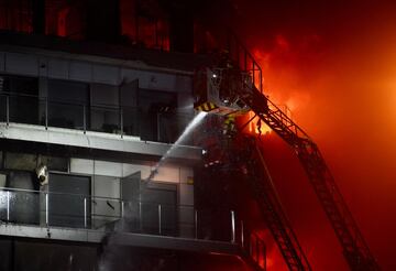 Un incendio de grandes dimensiones arrasa un edificio de 14 plantas generando una gran columna  de fuego y una densa humareda dificultano a los bomberos las labores de extición.