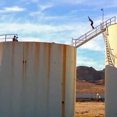 Historias del skate: el arriesgado rail gap de Clive Dixon entre dos tanques de agua