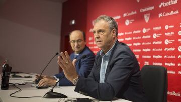 Joaqu&iacute;n Caparr&oacute;s, director deportivo del Sevilla, habla en rueda de prensa.
 