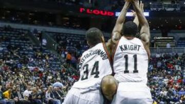 Robert Sacre, atrapado entre Giannis Antetokounmpo y Brandon Knight.