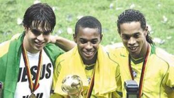 <b>GLORIA. </b>Tras lograr el título con Brasil en la Confederaciones (en la imagen, junto a Kaká y Ronaldinho), Robinho fichará por el Madrid.