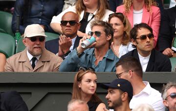 El actor estadounidense Brad Pitt tomándose un refreso.